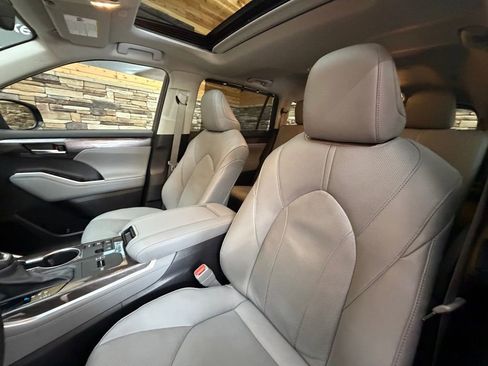 Used 2023 Toyota Highlander Limited image 12