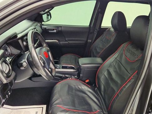 Used 2017 Toyota Tacoma TRD Sport w/ Premium & Technology Package image 19