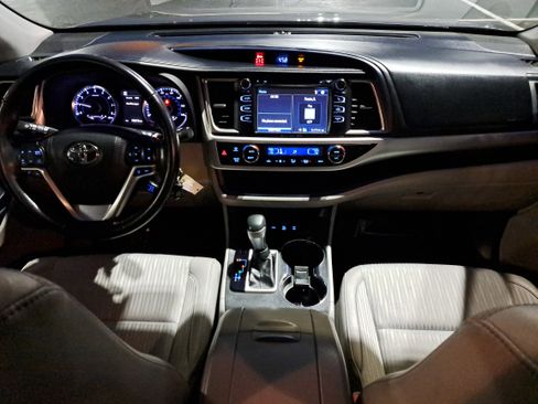 Certified 2018 Toyota Highlander Plus w/ Carpet Mat Package (TMS) image 15