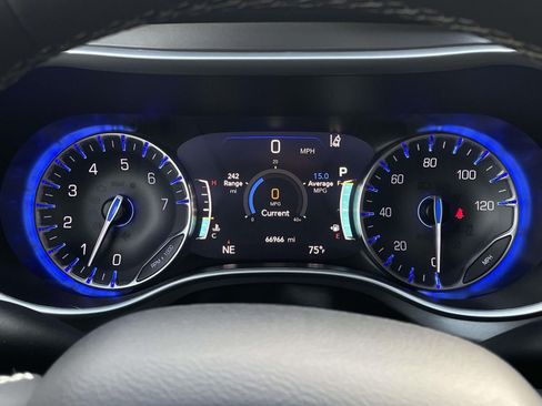 Used 2024 Chrysler Pacifica Touring-L FWD image 23