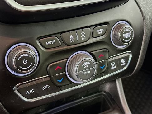 Used 2020 Jeep Cherokee Trailhawk w/ Cold Weather Group image 15