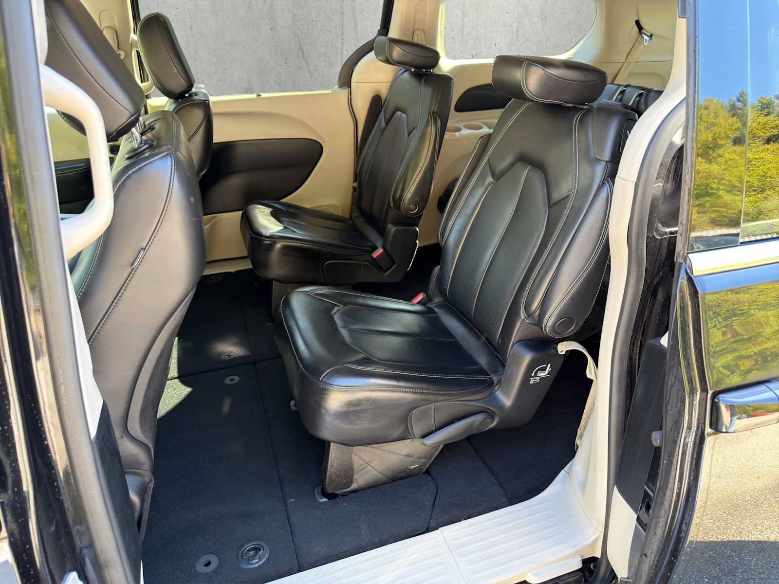 Used 2023 Chrysler Pacifica Touring-L FWD image 23