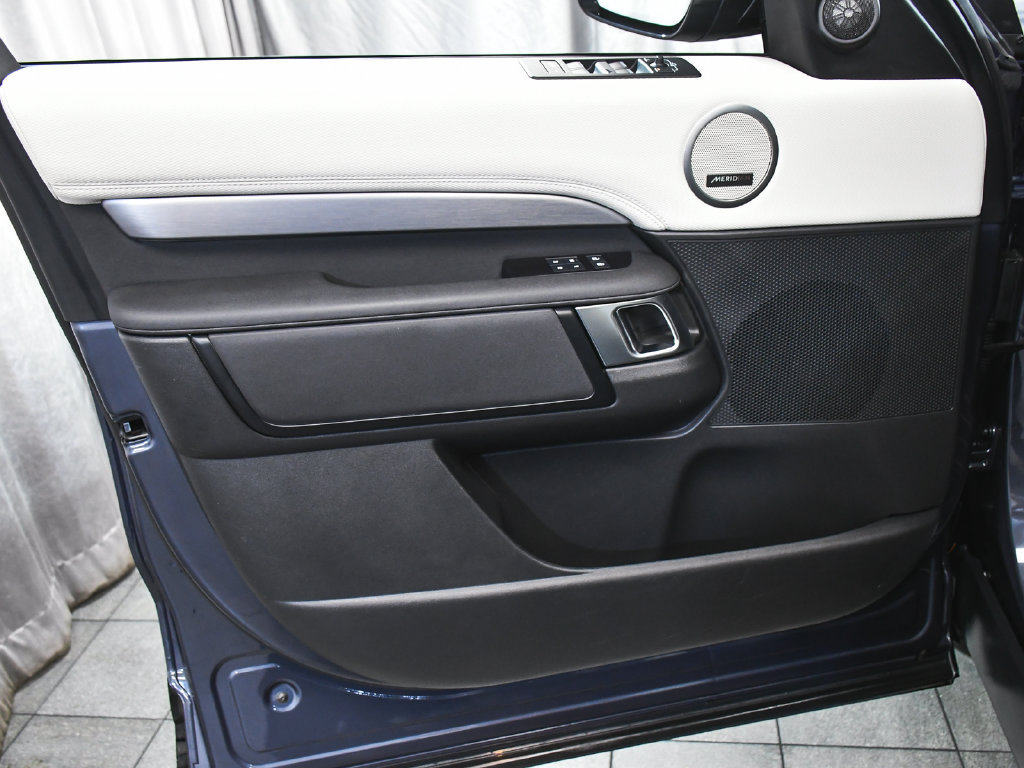 Used 2024 Land Rover Discovery Dynamic SE AWD/4WD image 9