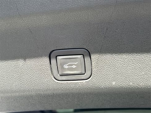 Used 2023 Chevrolet Suburban Premier image 17