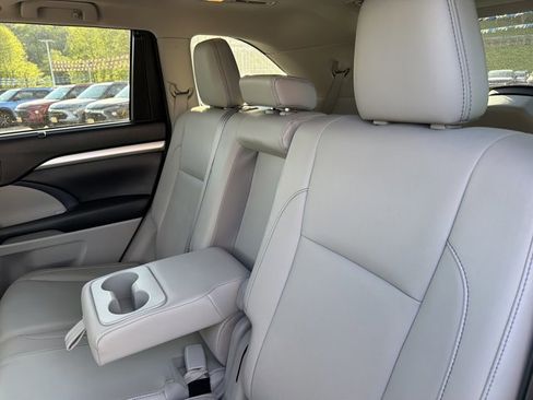 Used 2017 Toyota Highlander XLE AWD/4WD image 15