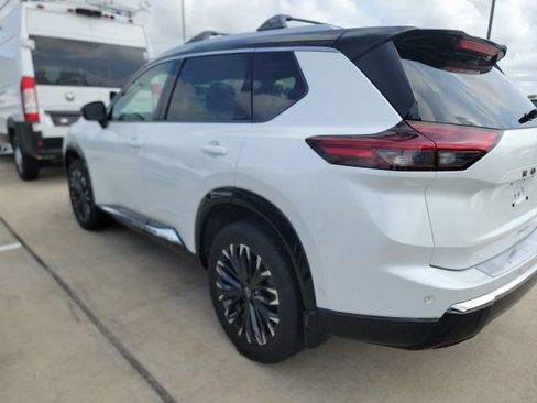 Used 2025 Nissan Rogue Platinum FWD image 3