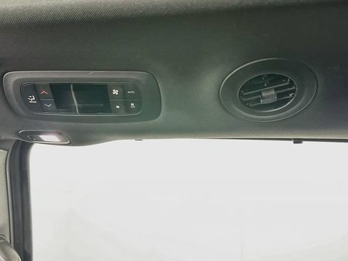 Used 2025 Chrysler Pacifica Limited FWD image 31