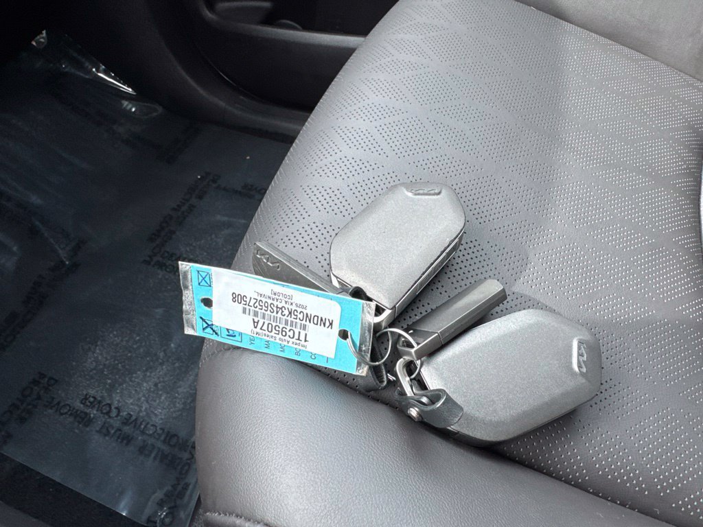 Used 2025 Kia Carnival EX FWD image 32