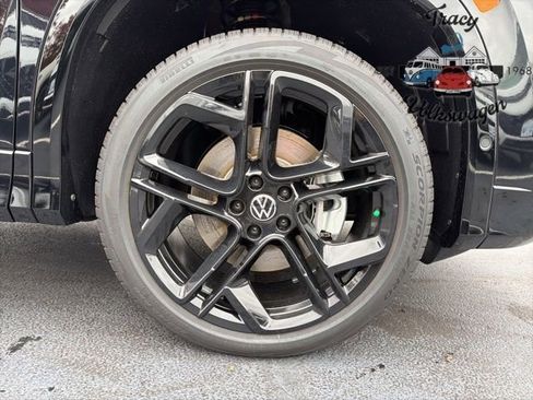 New 2026 Volkswagen Tiguan SE R-Line image 9