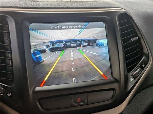 Used 2017 Jeep Cherokee Latitude w/ Comfort/Convenience Group FWD image 17