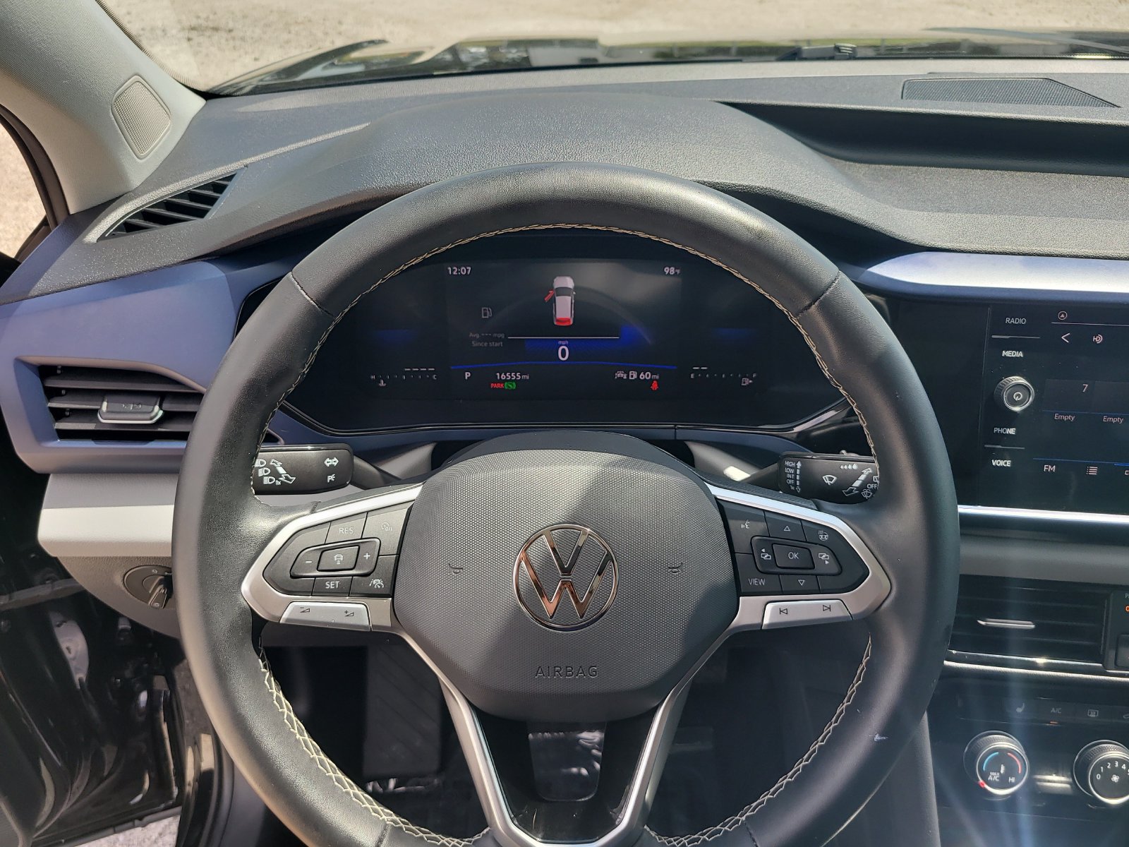 Used 2023 Volkswagen Taos SE w/ Panoramic Sunroof Package FWD image 27