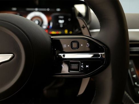 Used 2025 Aston Martin Vanquish image 40