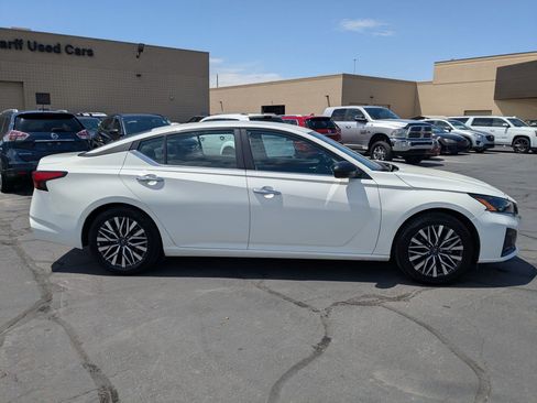 Used 2025 Nissan Altima 2.5 SV FWD image 2