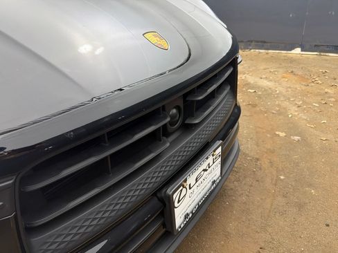 Used 2024 Porsche Macan AWD/4WD image 33