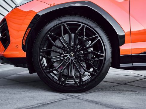 Used 2025 Lamborghini Urus SE image 3