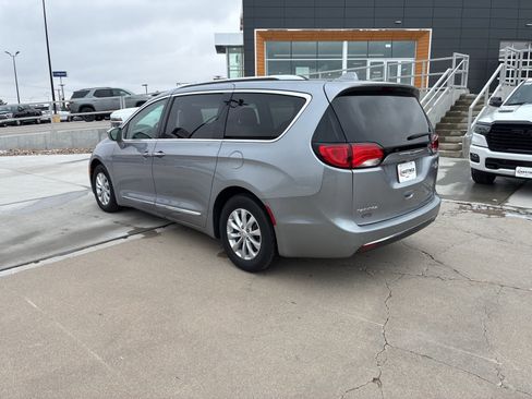 Used 2019 Chrysler Pacifica Touring-L image 3