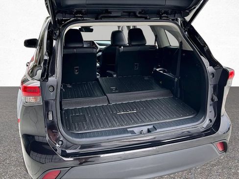 Used 2021 Toyota Highlander XLE AWD/4WD image 25
