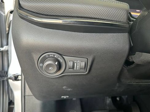 Used 2025 Jeep Compass Latitude w/ Convenience Group AWD/4WD image 19