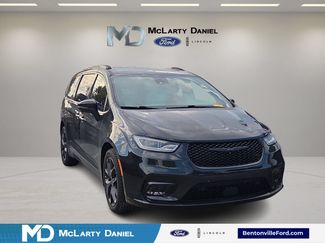Used 2023 Chrysler Pacifica Touring-L w/ Uconnect Theater Family Group AWD/4WD video 1