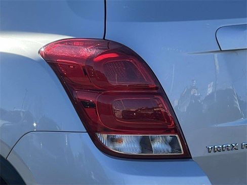 Certified 2022 Chevrolet Trax LT w/ LT Convenience Package image 11