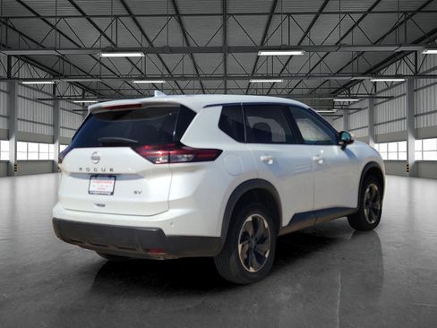 Used 2024 Nissan Rogue SV image 4