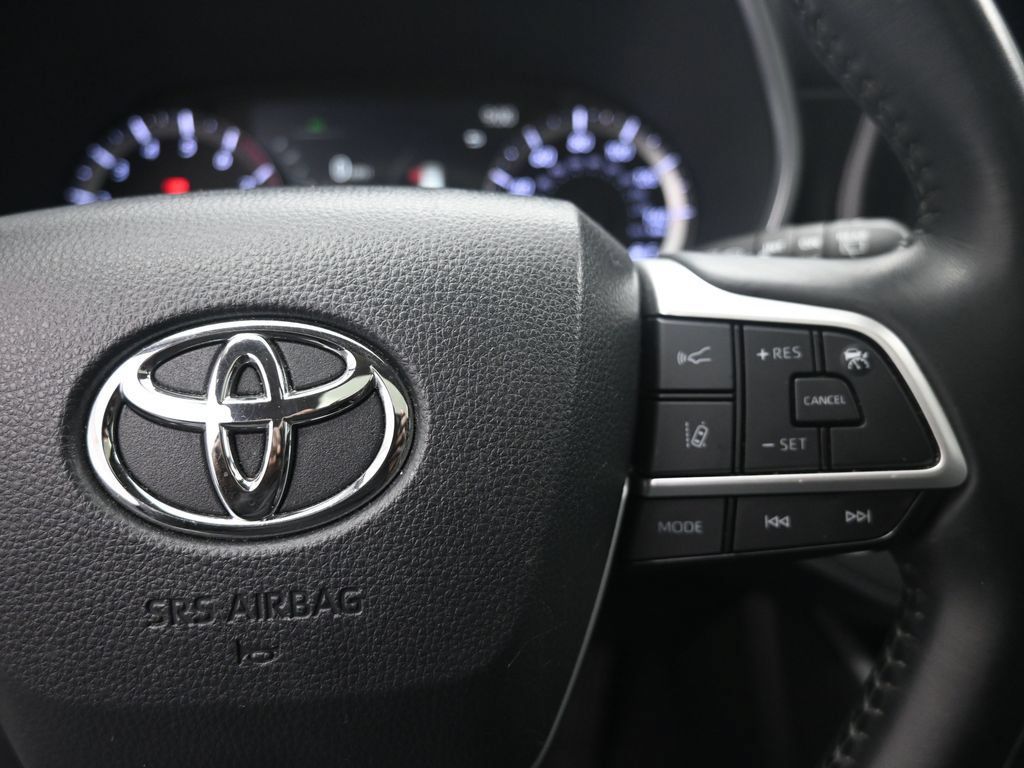 Used 2024 Toyota Highlander XLE FWD image 14