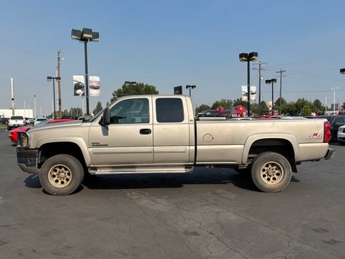 Used 2005 Chevrolet Silverado 2500 LS w/ Heavy-Duty Power Package AWD/4WD image 3