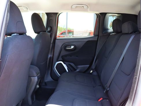 Used 2018 Jeep Renegade Latitude FWD image 30