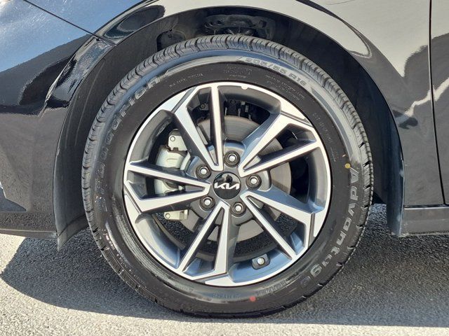 Used 2022 Kia Forte LXS FWD image 22