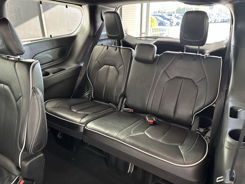 Used 2025 Chrysler Pacifica Limited image 8