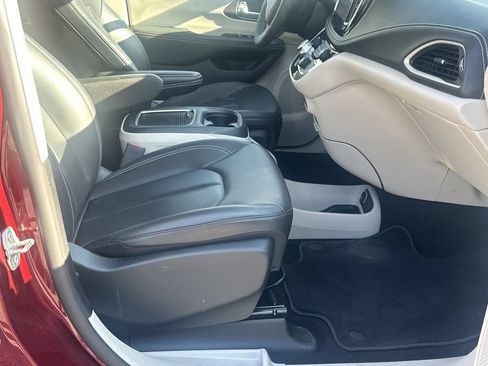 Used 2023 Chrysler Pacifica Touring-L FWD image 13