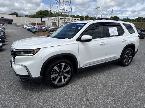 Used 2025 Honda Pilot Touring image 5