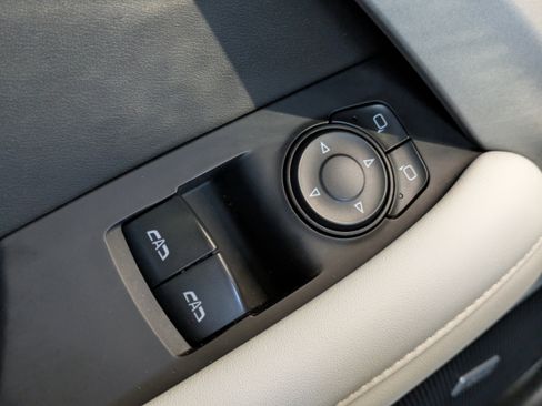 Used 2021 Chevrolet Camaro LT w/ Technology Package image 11