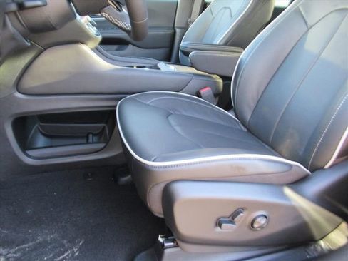 New 2026 Chrysler Pacifica Limited w/ S Appearance Package FWD image 15