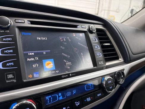 Used 2015 Toyota Highlander Limited FWD image 19
