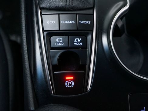 Used 2020 Toyota Camry XLE image 17