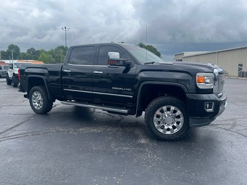Used 2017 GMC Sierra 2500 Denali w/ Duramax Plus Package AWD/4WD image 2
