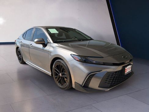 Used 2025 Toyota Camry SE FWD image 7