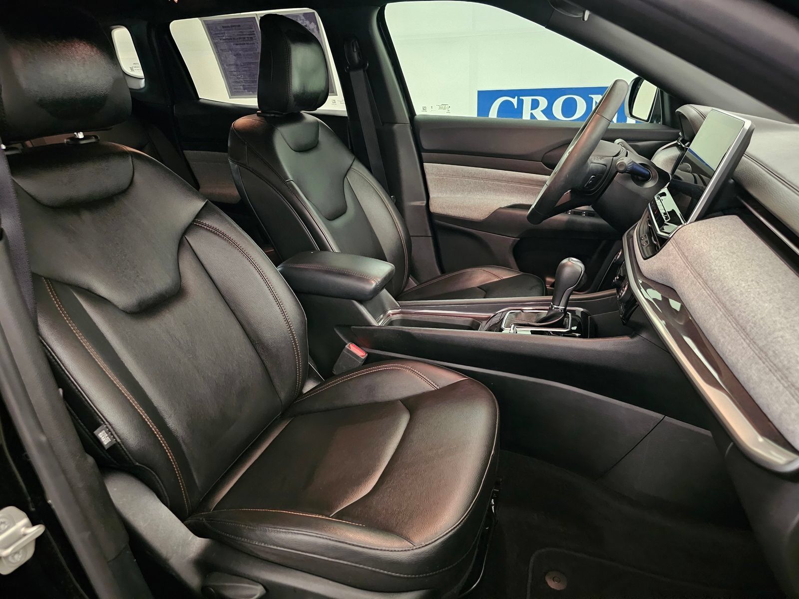 Used 2024 Jeep Compass Latitude AWD/4WD image 23