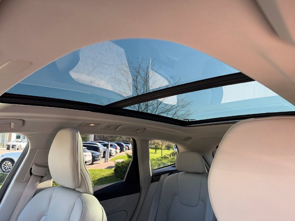Certified 2024 Volvo XC60 B5 Plus w/ Protection Package Premier AWD/4WD image 7