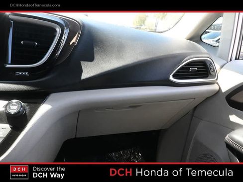 Used 2017 Chrysler Pacifica Touring-L FWD image 13