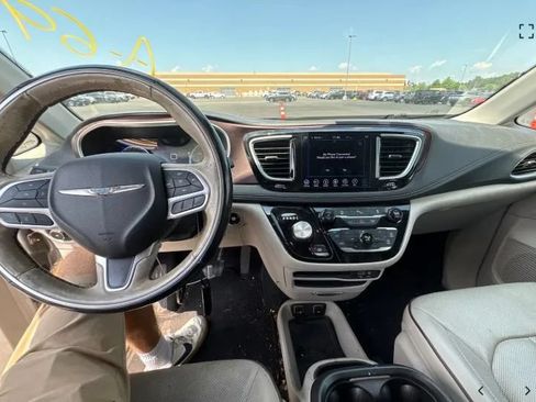 Used 2018 Chrysler Pacifica Limited FWD image 2