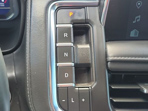 Used 2024 Chevrolet Suburban LT RWD image 33