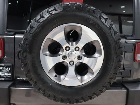 Used 2018 Jeep Wrangler Unlimited Sahara w/ Connectivity Group AWD/4WD image 19