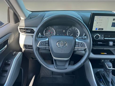 Certified 2024 Toyota Highlander XLE FWD image 16