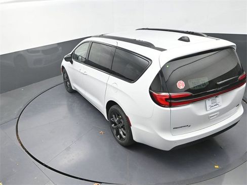 New 2026 Chrysler Pacifica Select image 13