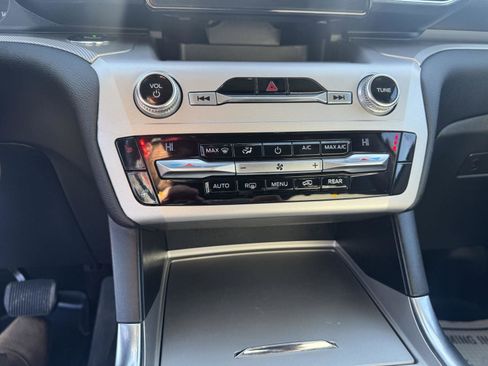 Used 2021 Ford Explorer XLT w/ Equipment Group 202A AWD/4WD image 14