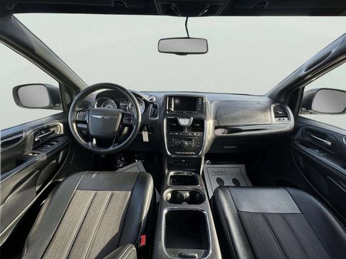 Used 2016 Chrysler Town & Country S image 15