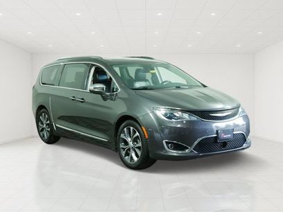Used 2018 Chrysler Pacifica Limited w/ Tire & Wheel Group