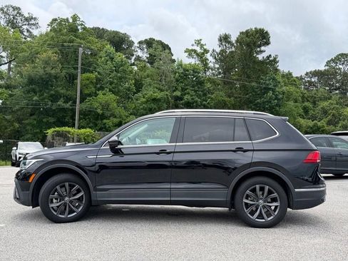 Used 2023 Volkswagen Tiguan SE w/ Panoramic Sunroof Package FWD image 5